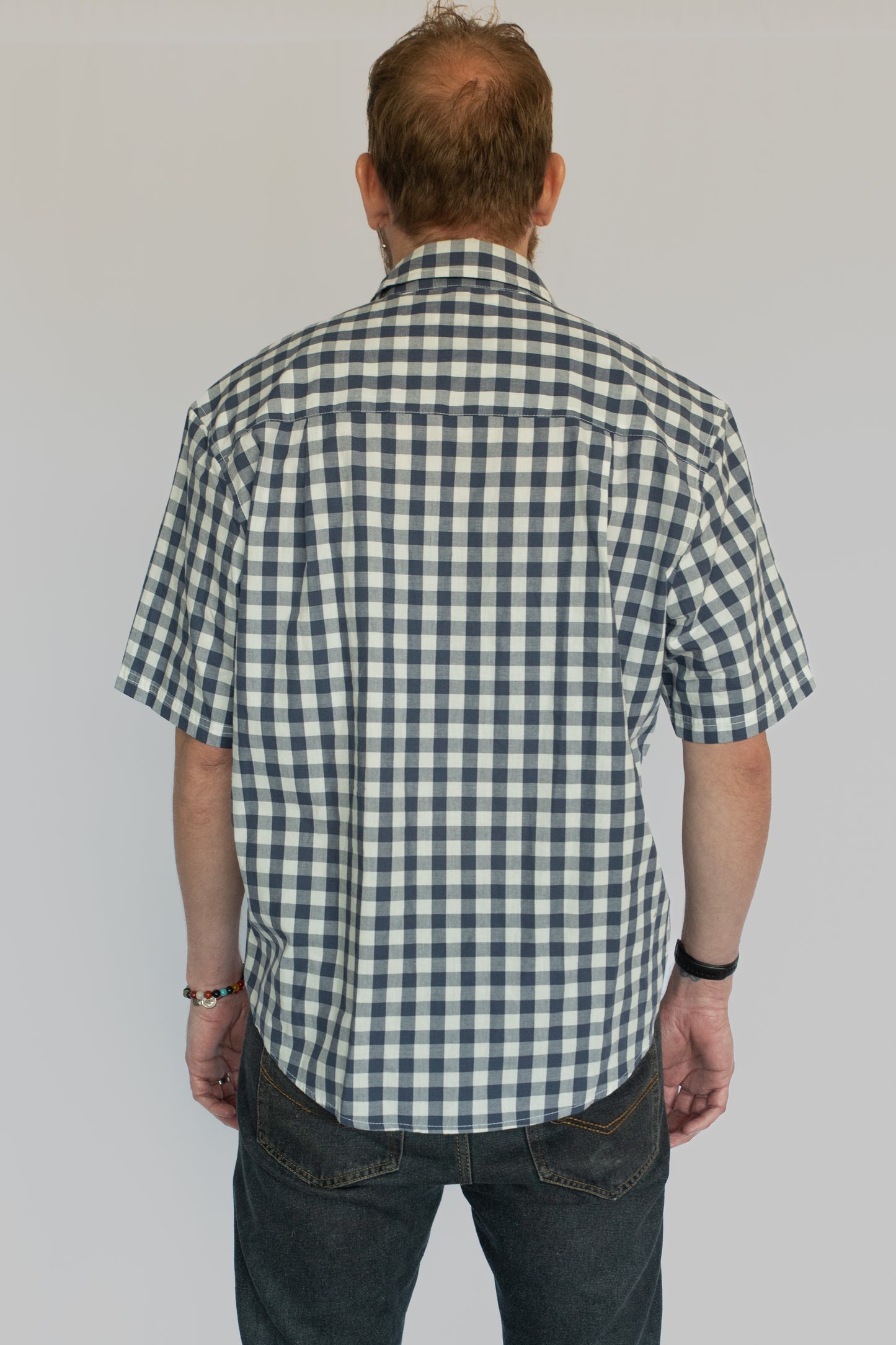 Camisa hombre manga corta con botones magnéticos.