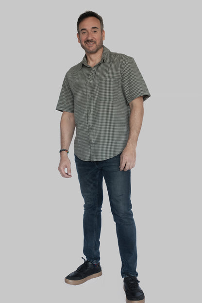 Camisa hombre manga corta con botones magnéticos.